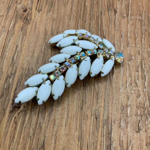 Milk Glass Vintage Marquise Shaped Stones Aurora Borealis Gold Tone Leaf Brooch - Picture 2 of 7